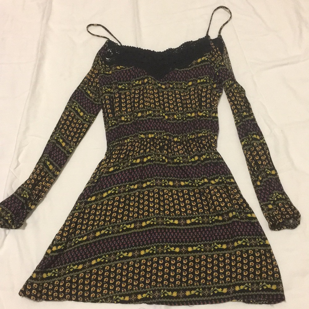 Black and print cut out shoulder long sleeve dress